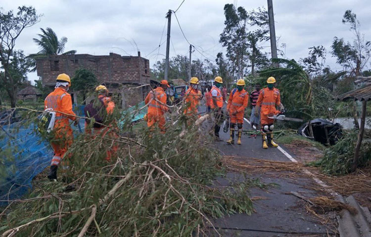 দক্ষিণ ২৪ পরগনার গোসাবায় উদ্ধারকর্মীরা আপ্রাণ চেষ্টা করছেন পরিস্থিতি কিছুটা হলেও স্বাভাবিক করতে।