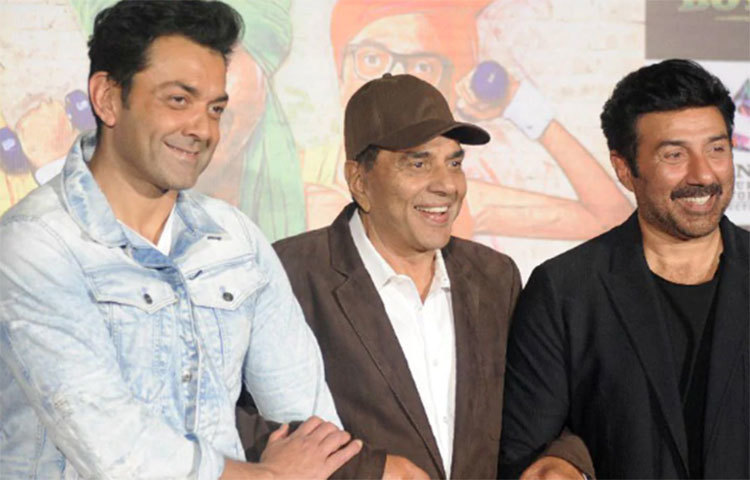 ববি দেওল এবং সানি দেওলের সাথে ধর্মেন্দ্র।