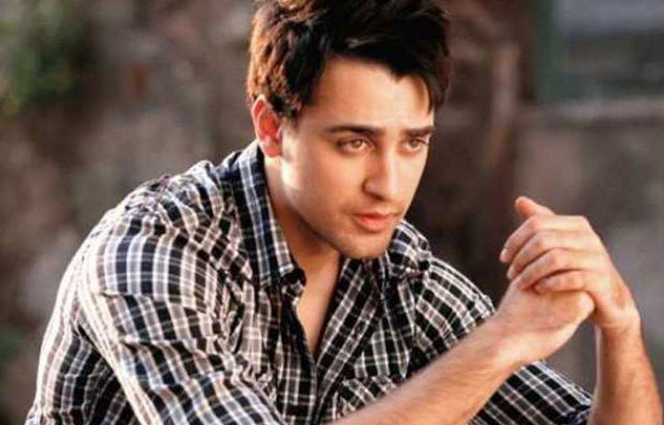 ‘জানে তু... ইয়া জানে না’ ছবি দিয়ে নিজের ক্যারিয়ার শুরু করেন তিনি। ছবিটি বাণিজ্যিকভাবে সফল হয় এবং সমালোচকদের প্রশংসাও অর্জন করে। আরও কয়েকটি ছবিতেও দেখা যায় তাকে। কিন্তু ইমরান খানকে নিয়ে আলোচনা ক্রমেই কমে আসে সিনেমা জগতে।