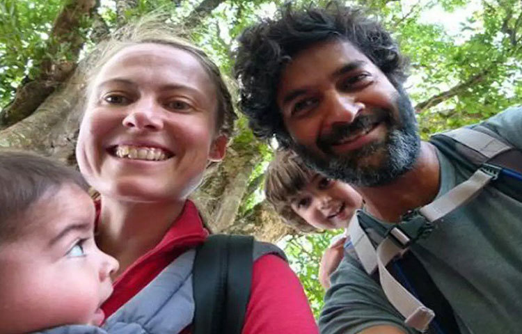 তিনি জানান, প্রথমে তার মেয়ে ইনায়া মৃদু সর্দিকাশিতে আক্রান্ত হয়। তারপর উপসর্গ ধরা পড়ে তার স্ত্রী লুসির মধ্যে। এরপর পুরব নিজে এবং সবার শেষে আক্রান্ত হয় তার ছেলে ওসিয়ান। পরে পুরব টুইট করে তাদের সবার সুস্থ হয়ে ওঠার খবরও জানান।