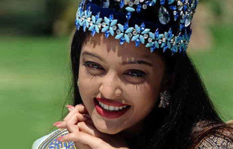 একে সাবেক বিশ্বসুন্দরী, তার উপর ক্যারিয়ারের ধারে ও ভারে অনেকটাই এগিয়ে অভিষেকের থেকে। এই পরিস্থিতিতে তাদের বিয়ে কি টিকবে? প্রশ্ন ছিল অনেকের। সব আশঙ্কাকে ভুল প্রমাণ করে দিব্যি আছে অভিষেক-অ্যাশের দাম্পত্য।