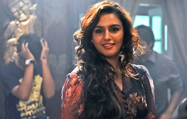 পরে ‘এক থি ডায়ন’ ছবিতে একসঙ্গে অভিনয় করেন হুমা এবং কল্কি। প্রকাশ্যে তাদের উপস্থিতি উড়িয়ে দেয় পুরনো গুঞ্জন। তত দিন সহকারী পরিচালকের সঙ্গে অনুরাগের সম্পর্ক নিয়েও খবর ছড়িয়ে পড়েছে। ফলে অনুরাগ-হুমা সম্পর্কের গুঞ্জন সেখানেই থেমে যায়।