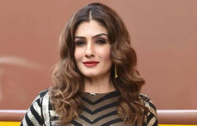 রবিনা ট্যান্ডন: রবিনা বললেই মনে পড়ে ‘টিপ টিপ বর্ষা পানি’। ‘খিলাড়ি’ নায়িকার সঙ্গে এক সময় অক্ষয় কুমারের ঘনিষ্ঠ সম্পর্ক ছিল। অক্ষয়ের সঙ্গে বিচ্ছেদের পর অবসাদগ্রস্ত হয়ে পড়েন রবিনা। তখন নাকি গাজা ও অন্য মাদক সেবন করতেন।