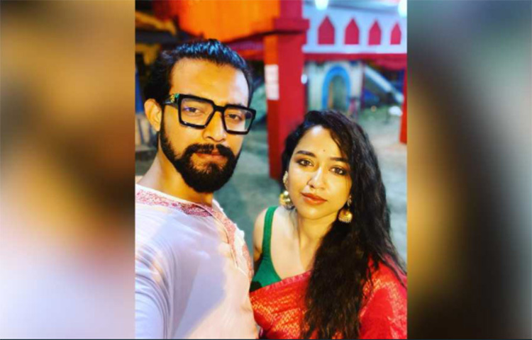 ‘প্রিয়জন’ রণজয় বিষ্ণুর সঙ্গে ঠাকুর দেখতে বেরলেন সোহিনী সরকার। ছবি: সংগৃহীত