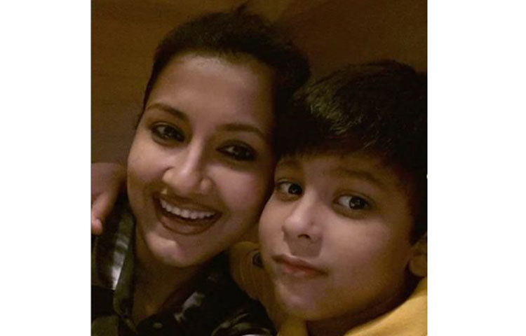 ছেলে প্রনীলের সঙ্গে গৃহবন্দি দিন কাটছে রচনা বন্দ্যোপাধ্যায়ের। তার পছন্দ রান্না কিংবা গাছের পরিচর্যা করছেন রচনা।