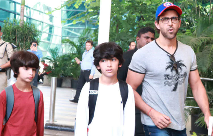 দুই ছেলের সঙ্গে হৃতিক রোশন।