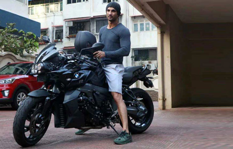 শৌখিন সুশান্ত অসম্ভব ভালোবাসতেন বিলাসবহুল গাড়ি। তার কাছে ছিল মূল্যবান বিএমডবøু কে ১৩০০ আর মোটরসাইকেল। পছন্দের বাহন ছিল বিলাসবহুল স্পোর্টসকার মাসেরাতি কোয়াত্রোপোর্তে এবং ল্যান্ডরোভার রেঞ্জ রোভার এসইউভি। গাড়ির মিনিয়েচার থাকত ঘরসজ্জাতেও।