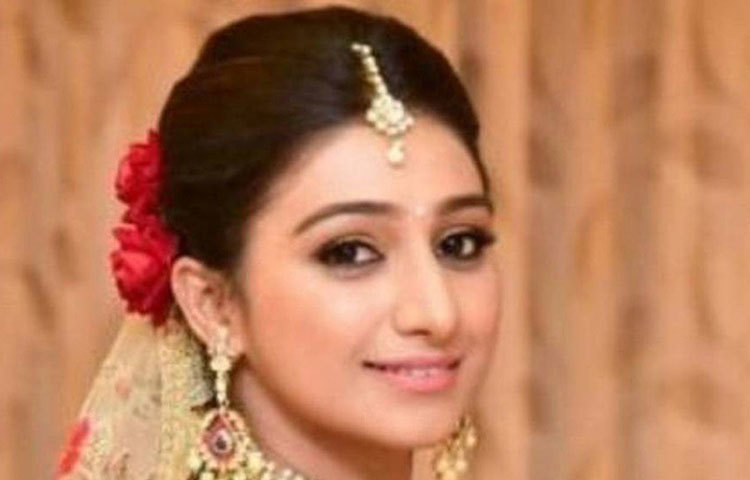 টেলিভিশন তারকা মোহিনা কুমারী কোভিড আক্রান্ত হওয়ার খবর জানান জুনের প্রথম সপ্তাহে। ‘ইয়ে রিশতা ক্যায়া কহেলতা হ্যায়’-এর এই তারকা-ই শুধু নন, আক্রান্ত হন তার স্বামী উত্তরাখন্ডের পর্যটনমন্ত্রীর ছেলে সুয়েশ রাওয়তও। সংক্রমণ থেকে রেহাই পাননি মোহিনার শাশুড়ি এবং ননদও। তাদের সবাই হাসপাতালে চিকিৎসাধীন ছিলেন। পরে সুস্থ হয়ে বাড়িতে ফেরেন।