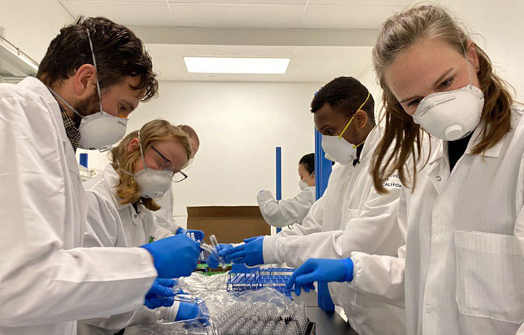 বিভিন্ন ধাপ পেরিয়ে তৈরি করা হলেও সব প্রতিষেধক যে একই ধরনের হয়, তা নয়। প্রতিষেধকেরও বিভিন্ন ধরন রয়েছে। যে সমস্ত প্রতিষেধক জেনেটিক, তা এক বা একাধিক করোনাভাইরাসের নিজস্ব জিন ব্যবহার করে তৈরি করা হয়। এই ধরনের প্রতিষেধকের কাজ মানবদেহের প্রতিরোধ ক্ষমতাকে পরীক্ষা করা।