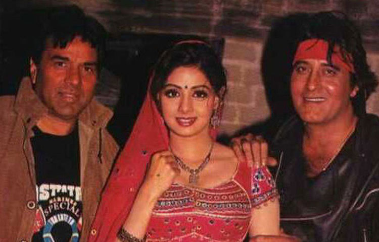 ‘শোলে’র মতো মেগাহিট ছবি উপহার দেওয়া সত্ত্বেও একাধিক ছবিতে দ্বিতীয় নায়কের ভূমিকায় অভিনয় করতে হয়েছে ধর্মেন্দ্রকে। র‌্যাঙ্কিংয়ের ক্ষেত্রে সর্বদা অমিতাভের পরে রাখা হয়েছে তাঁকে। ১৯৮৭ সালে ‘হুকুমত’, ‘লোহা,’ ‘আগ হি আগ’, ‘ওয়াতন কে রাখওয়ালে’, ‘খতরোঁ কে খিলাড়ি’-র মতো সাত-সাতটি হিট ছবি উপহার দেন ধর্মেন্দ্র। কিন্তু তার সাফল্যকে ধর্তব্যের মধ্যেই আনেনি ইন্ডাস্ট্রি। দীর্ঘ পাঁচ দশকের কেরিয়ারে এক বারও সেরা অভিনেতার পুরস্কার পাননি তিনি। ২০১২ সালে পদ্মভূষণ পাওয়া ছাড়া সেভাবে স্বীকৃতও পাননি ধর্মেন্দ্র।