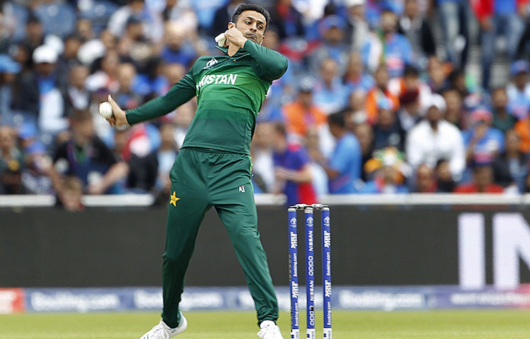 শোয়েব মালিক: টেস্ট ক্রিকেটে তিনি প্রথম ম্যাচ খেলেন মুলতানে বাংলাদেশের বিপক্ষে ২০০১ সালের আগস্ট মাসে। ওয়ানডেতে প্রথম ম্যাচ খেলেন শারজাতে ১৯৯৯ সালের ১৪ অক্টোবরে ওয়েস্ট ইন্ডিজের বিপক্ষে। ইন্টারন্যাশনাল টি-টোয়েন্টিতে প্রথম খেলেন ব্রিস্টলে ইংল্যান্ডের বিপক্ষে ২০০৬ সালের ২৮ আগস্টে। ছবি: সংগৃহীত