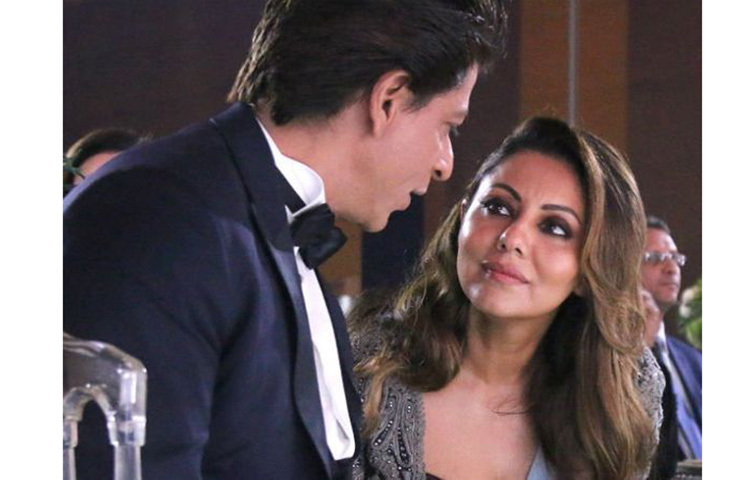 একেবারে কিশোর বয়সে একে অপরের সঙ্গে ডেট শুরু করেন শাহরুখ খান ও গৌরী খান। ১৯৯১ সালে বিয়ে করেন শাহরুখ-গৌরী। বিয়ের পর থেকে ৩০ বছর ধরে একসঙ্গে রয়েছেন শাহরুখ-গৌরী। ছবি: সংগৃহীত