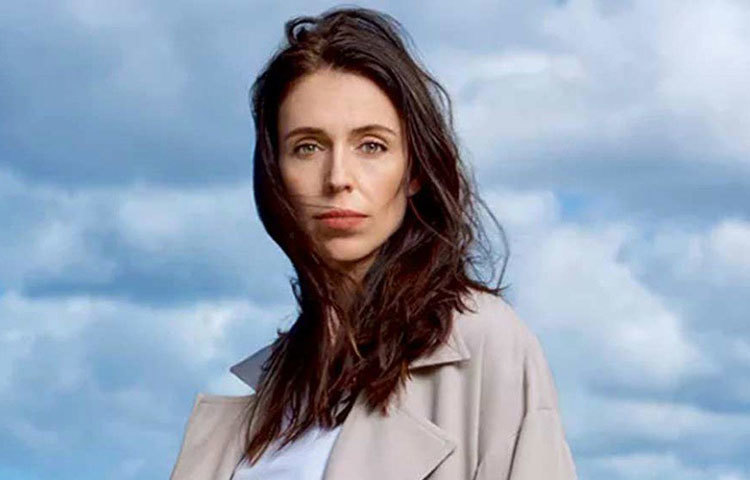 আত্মীয়া মেরি আর্ডার্নের হাত ধরে মাত্র ১৭ বছর বয়সে জেসিন্ডা যোগ দেন নিউজিল্যান্ডের লেবার পার্টিতে। তারপর ধাপে ধাপে তার উত্তরণ ঘটেছে রাজনীতির আলিন্দে। প্রথমে দাপুটে বিরোধী নেত্রী। তার পর দেশের প্রধানমন্ত্রী।