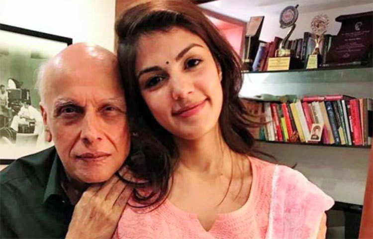 মহেশ ভাটের সঙ্গে অন্তরঙ্গতার সুবাদে প্রবাসী রিয়ার নাম চলে আসে বলিউডের প্রথম সারিতে। কিন্তু মহেশকে বরাবর নিজের শিক্ষক বলে পরিচয় দিয়ে এসেছেন ‘মেরে ড্যাড কি মারুতি’, ‘সোনালি কেবল’, ‘দোবারা’ ছবির নায়িকা।