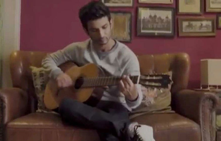 যখন বইয়ের পাতায় বা রাতের আকাশের ছায়াপথেও চোখ রাখতে ইচ্ছে করত না, তখন গিটার হাতে বসতেন সোফায়।