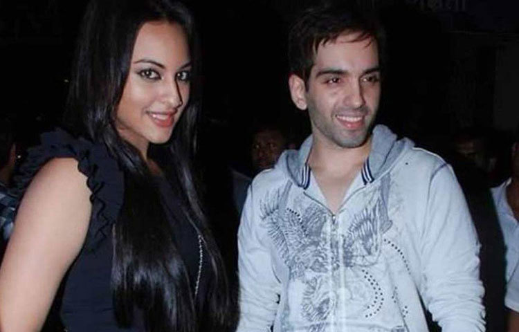 লব সিংহর পরিচয় এখনও শত্রুঘ্ন সিংহর ছেলে এবং সোনাক্ষী সিংহের ভাই হিসেবে। দু’টি ছবিতে গত নয় বছরে অভিনয় করেছেন তিনি। কিন্তু এগোতে পারেননি সমসাময়িক প্রতিদ্বন্দ্বীদের তুলনায়।