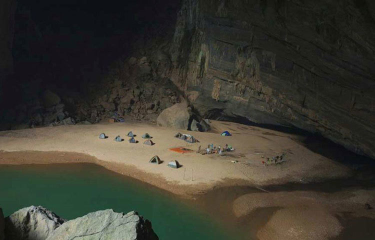 তারপর গুহার ভিতরের পথও অত্যন্ত দুর্গম। ফলে শারীরিক ও মানসিকভাবে সমর্থ না হলে এই গুহায় অভিযানের অনুমতি পাওয়া যায় না।