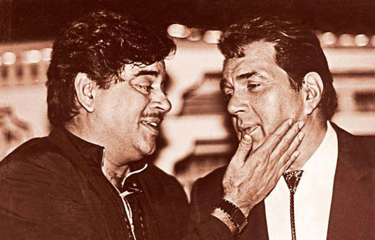 তবে ধর্মেন্দ্র একা নন, দলবাজিতে যোগ দেননি বলে ইন্ডাস্ট্রি তাকেও প্রাপ্য সম্মান দেয়নি বলে অভিযোগ করেছেন শত্রুঘ্ন সিনহাও। সুশান্ত সিংহ রাজপুতের মৃত্যু নিয়ে কাটাছেঁড়ার মধ্যে সম্প্রতি তিনি বলেন, ‘সত্তরের দশকের ঢের আগে থেকেই বলিউডে দলবাজি চলে আসছে। বহু প্রতিভাবান অভিনেতাকে এর মূল্য চোকাতে হয়েছে। রাজেশ খন্না দলবাজি করতেন। দলবাজি করতেন শাম্মি কাপুরও। বড় দাদা বলে যাকে মানি, সেই ধর্মেন্দ্র এবং আমি কখনো কোনো দলে যোগ দিইনি।’