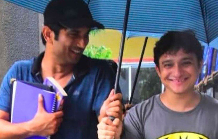 সহকারী এবং ম্যানেজার হিসেবে কাজ করার সময় তিন বছর সুশান্তের সঙ্গে থাকতেন অঙ্কিত আচার্য। সংবাদমাধ্যমে তিনি জানান, রিয়া চক্রবর্তী এসে সুশান্তের চারপাশে সব কর্মীদের খারিজ করে নতুনদের নিয়োগ করেছিলেন।