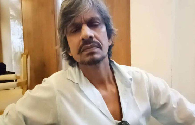 বিজয় রাজ: দুবাই বিমানবন্দরে বলিউডের আরও একজন কৌতুক অভিনেতা মাদক রাখার কারণে গ্রেফতার হন। তিনি হলেন বিজয় রাজ। ভ্রমণের সময় তার সঙ্গে নাকি গাজা ছিল।