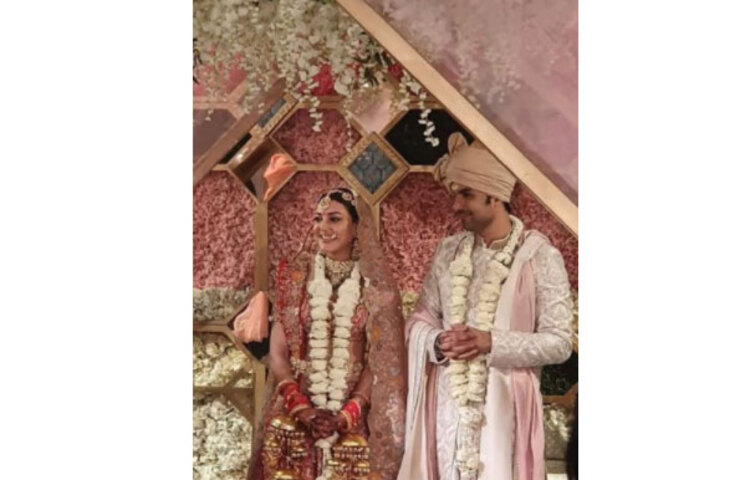 সোশ্যাল মিডিয়ায় নিজের ফ্যানেদের কাছে কাজল লিখেছেন, ‘আমাদের আনন্দের ছটায় মহামারি মৃদু আলো ফেললেও আমরা একসঙ্গে নতুন জীবন শুরু করতে পেরে উচ্ছ্বসিত।’