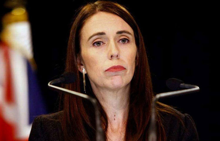 গোড়া পরিবেশে বড় হওয়া জেসিন্ডা কয়েক বছর আগে নিজেকে নিরীশ্বরবাদী বলে ঘোষণা করেছেন। কারণ হিসেবে জানিয়েছেন, গির্জার সঙ্গে তার ব্যক্তিগত দৃষ্টিভঙ্গির সঙ্ঘাত হচ্ছে। বিশেষ করে, সমকামীদের প্রতি গির্জার বৈষম্যমূলক আচরণ তিনি মেনে নিতে পারছেন না।