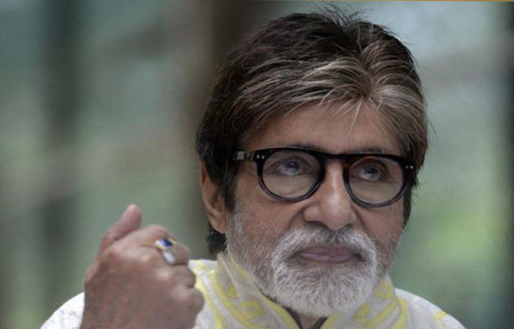 সোশ্যাল মিডিয়ায় বিগ বি-র বার্তা ছিল, ‘আমার করোনা পরীক্ষার ফল পজিটিভ এসেছে। হাসপাতালে ভর্তি হলাম। হাসপাতালের তরফেই প্রশাসনকে জানানো হচ্ছে। পরিবারের বাকিরা এবং বাড়ির পরিচারকদের পরীক্ষা করানো হয়েছে। ফল এখনও জানা যায়নি। গত দশ দিনে যারা আমার সান্নিধ্যে এসেছেন, প্রত্যেকে পরীক্ষা করিয়ে নিন!’