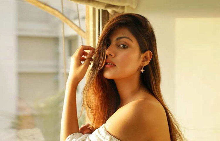 স্মিতা আরও জানান, ৮ জুন রিয়া আচমকাই সুশান্তের বাড়ি ছেড়ে নিজের বাড়ি চলে আসেন। সঙ্গে ছিল দুই ব্যাগ ভর্তি জিনিস। ড্রাইভার তাকে তার বাড়ি ছেড়ে দিয়ে আসেন। মিতু সিংহ ওই দিনই সন্ধেবেলায় ভাইয়ের বাড়ি যান।