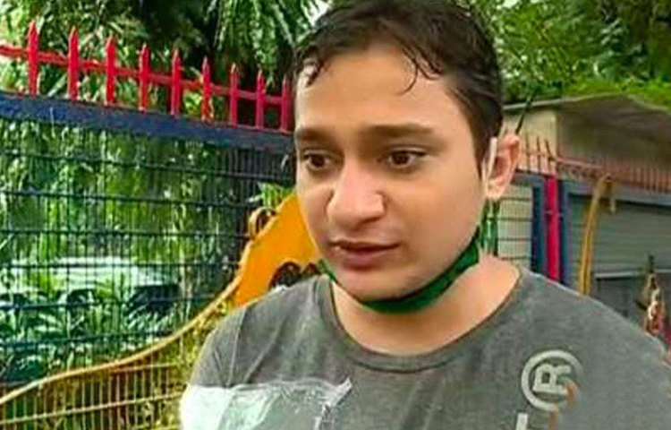 অঙ্কিতের দাবি, গত বছর অগস্টে গ্রামের বাড়ি থেকে ছুটি কাটিয়ে ফেরার পরে তিনি জানতে পারেন, সুশান্ত সিংহ রাজপুতের সব কর্মীদের পরিবর্তন করা হয়েছে। নতুন দেহরক্ষী তাকে সুশান্তের বাড়িতে ঢুকতে দিতেন না বলেও অভিযোগ অঙ্কিতের।