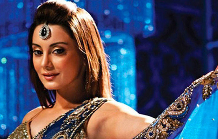 কিন্তু মিনিষার সঙ্গে পারিশ্রমিক নিয়ে রফা করতে পারেননি নির্মাতারা। শেষ অবধি তাকে বাদ দিয়ে নেয়া হয় কঙ্গনা রানাউতকে। যদিও ছবিটি শেষ অবধি চূড়ান্ত ব্যর্থ হয়।