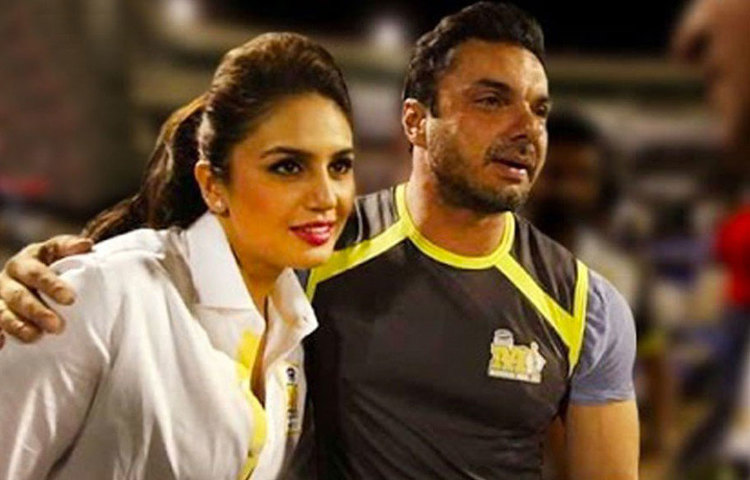 সুনামের মতো বিতর্কও বরাবর হুমার সঙ্গী হয়েছে। মাঝে শোনা গিয়েছিল, তার জন্যই ভাঙতে বসেছে সোহেল খানের উনিশ বছরের দাম্পত্য। গভীর রাতে হুমার ফ্ল্যাটের কাছে দেখা যেত সোহেলকে। শেষ অবধি নাকি স্ত্রী সীমার চাপে সোহেল একসময় হুমার সঙ্গে সম্পর্ক থেকে সরে আসেন।