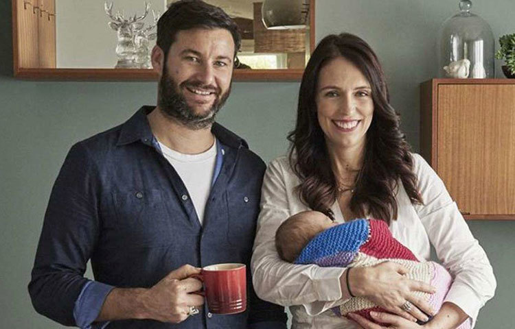 ২০১২ সালে চলচ্চিত্র সঞ্চালক ক্লার্ক গেফোর্ডের সঙ্গে আলাপ হয় জেসিন্ডার। দু’জনে দীর্ঘ দিন লিভ ইন সম্পর্কে আছেন। ২০১৮ সালের জানুয়ারি মাসে জন্ম হয়েছে তাদের একমাত্র কন্যাসন্তানের।