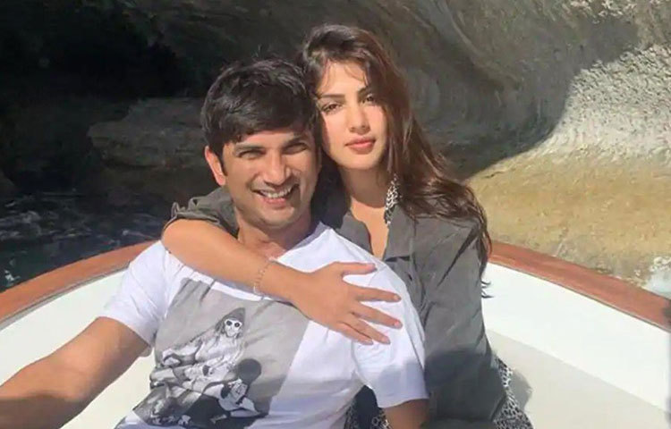 এরপর রিয়া চক্রবর্তীর সঙ্গেও সুশান্তের ঘনিষ্ঠতা ঘিরে আলোড়িত হয় গুঞ্জন। শোনা যায়, এই মুহূর্তে রিয়াই ছিলেন তার বিশেষ বান্ধবী।