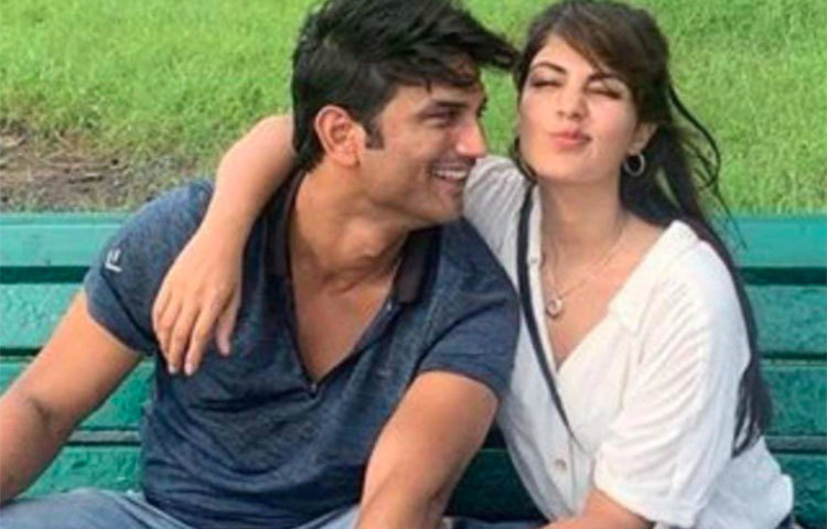 তাদের অপ্রকাশিত প্রেম পর্ব কার্যত সিলমোহর পড়ে গত ২১ জানুয়ারি, সুশান্তের ৩৪ বছরের জন্মদিনে। ইনস্টাতে দু’জনের ঘনিষ্ঠ ছবি পোস্ট করে রিয়া লেখেন, ‘মাই ক্রেজি ডায়মন্ড’।