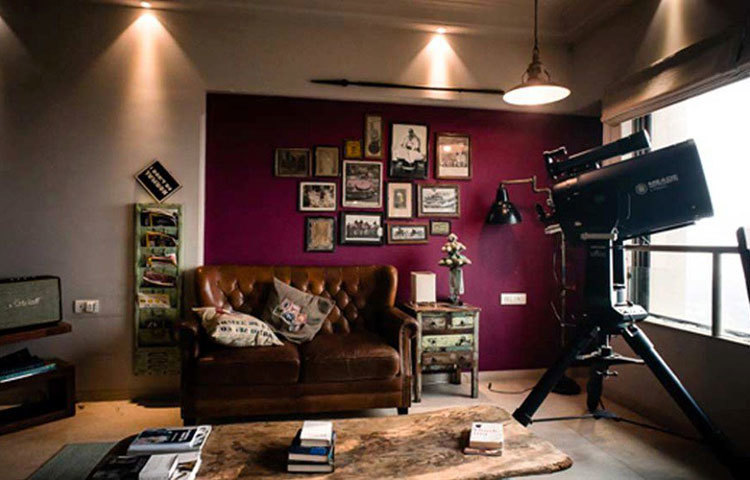 ঘরের আলোর ব্যবহারও করেছিলেন ভেবেচিন্তে। উজ্জ্বল আলোর বদলে তার পছন্দ ছিল আলো আঁধারির কারুকাজ।