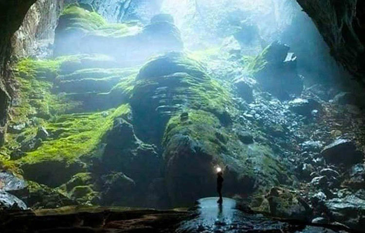 তবে পরিসংখ্যান বলছে, এই গুহায় পর্যটন শুরু হওয়ার পরে স্থানীয় অঞ্চলের অর্থনীতিতে বিপুল পরিবর্তন এসেছে। কারণ প্রতি বছর বিশ্বের নানা প্রান্ত থেকে এখানে অভিযাত্রীরা আসেন। কিন্তু পর্যটকদের সংখ্যা সীমিত থাকার পক্ষেই সহমত হয়েছেন পরিবেশবিদরা।