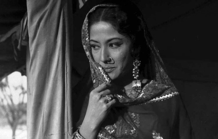 মীনা কুমারী: বিচ্ছেদের পর অবসাদগ্রস্ত হয়ে পড়েন বলিউডের অন্যতম সেরা কিংবদন্তি অভিনেতা মীনা কুমারী। অভিনয়েও প্রভাব পড়েছিল সেই অভ্যাসের। ভালবাসা ভুলতে আকণ্ঠ মদ্যপান। জনপ্রিয়তার শিখরে থাকতে থাকতেই মাত্র ৩৯-এ ফুরিয়ে যাওয়া ট্র্যাজিক নায়িকা মীনা কুমারীও নাকি মাদক সেবনে অভ্যস্ত হয়ে পড়েছিলেন।