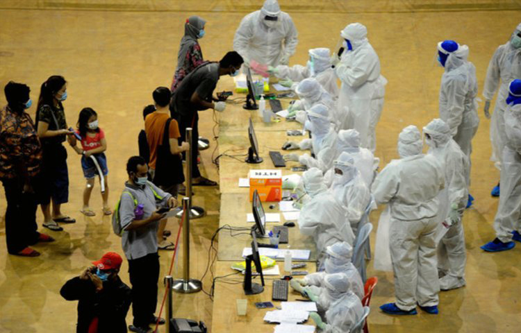 মালয়েশিয়ায় গত ২৪ ঘণ্টায় করোনায় ৪৭ জনের মৃত্যু হয়েছে। স্বাস্থ্য বিভাগ বলছে, এ নিয়ে ১,৯৯৪ জনের প্রাণহানি ঘটেছে দেশটিতে। একদিনে করোনায় আক্রান্ত হয়েছেন ৪,৮৬৫ জন। ছবি : সংগৃহীত