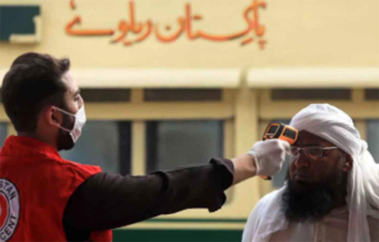 পাকিস্তান: করোনা আক্রান্ত দেশগুলোর তালিকায় ১৯ নম্বরে এখন পাকিস্তান। সে দেশে মোট করোনা আক্রান্ত এখন পর্যন্ত ৩৫,৭৮৮ জন। পাশাপাশি মৃত্যু হয়েছে ৭৭০ জনের।