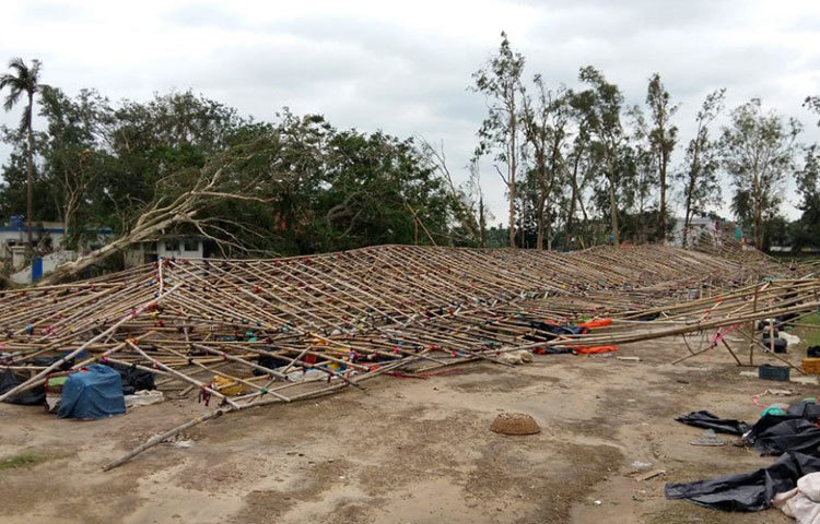 কাঁথি শহরের এখানেই বসত অস্থায়ী সুপারমার্কেট। সেই খাসমল ময়দান জুড়ে তাণ্ডবের খণ্ডচিত্র।