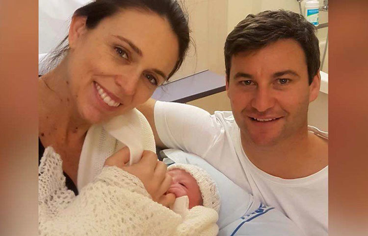 বিশ্বে জেসিন্ডাই দ্বিতীয় মহিলা যিনি রাষ্ট্রপ্রধানের দায়িত্বে থাকাকালীন মা হয়েছেন। তার আগে ১৯৯০ সালে পাকিস্তানের প্রধানমন্ত্রী থাকাকালীন মা হন বেনজির ভুট্টো। জেসিন্ডা এবং ক্লার্ক তাদের মেয়ের নাম রেখেছেন নেভ তে আরোহা।