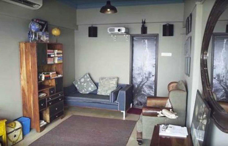 কিছুটা ম্লান রঙের শৈল্পিক জিনিস দিয়েই সাজিয়ে রাখতেন ঘরের প্রতিটি কোণ।