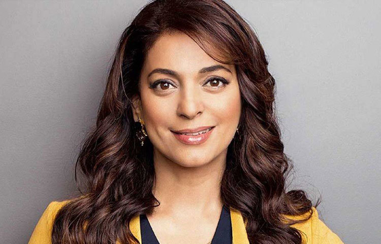 নব্বইয়ের দশকে একের পর এক ছবিতে ঝড় তুলেছিলেন তিনি। বহু ছবিতে অভিনয় করে খ্যাতির শিখরে পৌঁছেছিলেন। তিনি জুহি চাওলা।