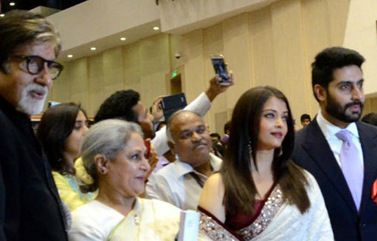 অমিতাভ এবং অভিষেক করোনা আক্রান্ত হলেও রিপোর্ট নেগেটিভ এসেছে বচ্চন পরিবারের দুই ‘বহু’ জয়া বচ্চন এবং ঐশ্বর্যা রাই বচ্চনের। কোভিড টেস্টের রিপোর্ট নেগেটিভ আরাধ্যার ক্ষেত্রেও।