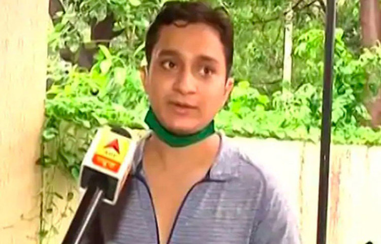 সংবাদমাধ্যমকে অঙ্কিত জানিয়েছেন, সুশান্তের দু’চোখের নীচে ঘন কালি ছিল। শেষবার যখন তাদের দেখা হয়েছিল, একবারের জন্যেও হাসেননি সুশান্ত। পুলিশকে আরও একটি চমকপ্রদ তথ্য জানিয়েছেন অঙ্কিত। বলেছেন, তিনি যত দিন সুশান্তের সঙ্গে ছিলেন, কোনোদিন তাকে ঘরের দরজা ভিতর থেকে বন্ধ করতে দেখেননি।