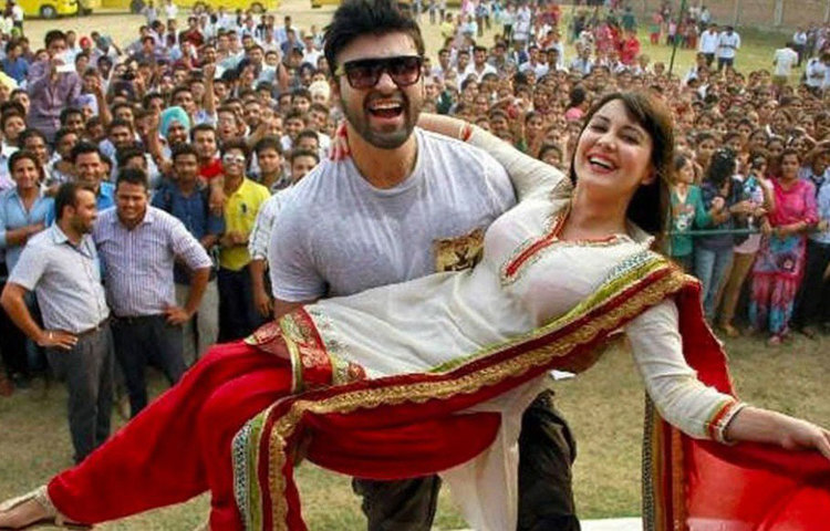 ক্যারিয়ারকে উদ্দীপ্ত করার জন্য ২০১৪ সালে মরিয়া চেষ্টা করেন মিনিষা। যোগ দেন বিগ বস-এ। সেখানে শোনা যায়, রাজ বব্বরের ছেলে আর্যর সঙ্গে তার সম্পর্ক আছে। যদিও পরে এই সম্পর্কের কথা অস্বীকার করেন মিনিষা।