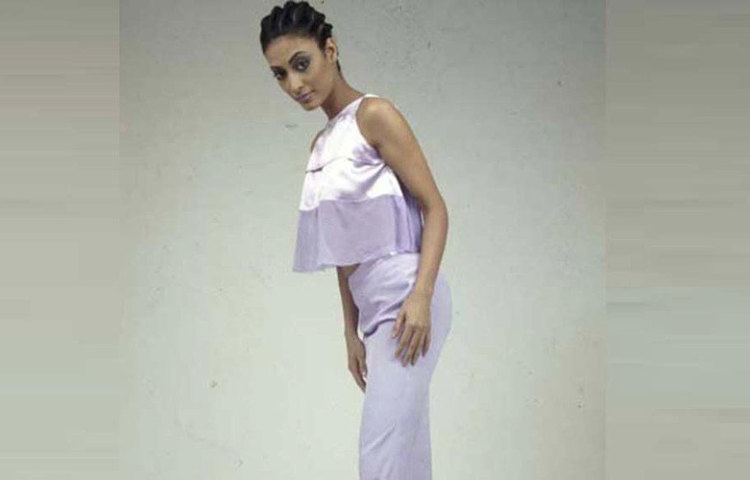 গীতাঞ্জলি নাগপাল: এই অভিনেত্রী-মডেলের জীবনটাও যেন রুপোলি পর্দার মতোই। মাধুরী দীক্ষিতের সঙ্গে তুলনা করা হত তার। নামজাদা ডিজাইনার থেকে আলোকচিত্রীর সঙ্গে কাজ করেছেন। এক সময় দিল্লির এক আলোকচিত্রী ফুটপাত থেকে এই সুপার মডেলকে উদ্ধার করেন। রাস্তায় ভিক্ষা করছিলেন গীতাঞ্জলি। শুরু হয় চিকিৎসা। অবসাদের কারণেই নাকি তিনি মাদক নিতে শুরু করেন।