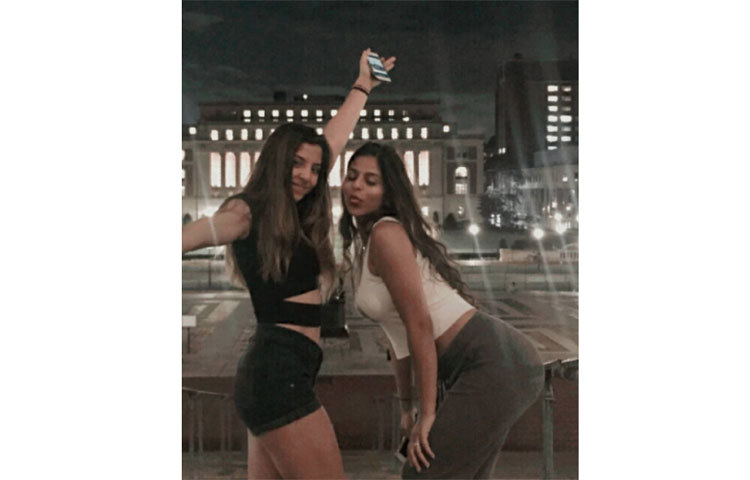 বান্ধবীর সাথে মাস্তি করছেন।