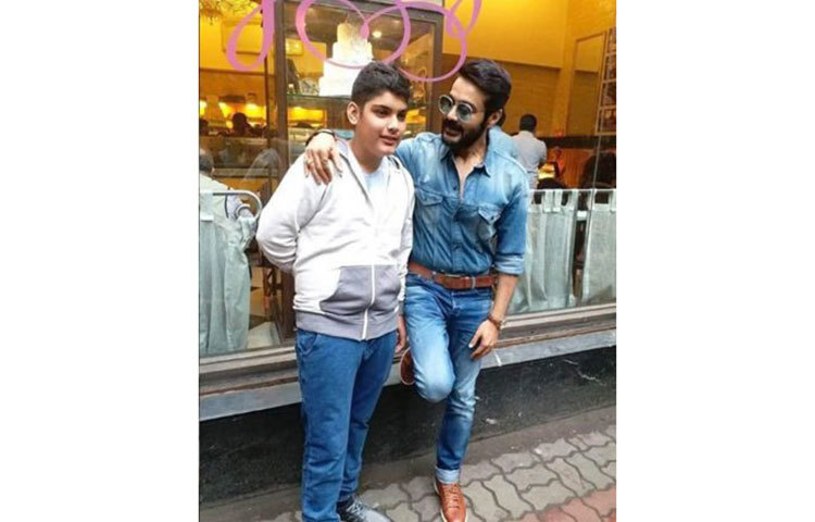 সম্প্রতি লন্ডনের আবাসিক স্কুলে পড়াশোনা করে মিশুক। আপাতত লকডাউনের কারণে কলকাতাতে থেকেই অনলাইন ক্লাস ও ভিডিও গেমে দিন কাটছে তার।