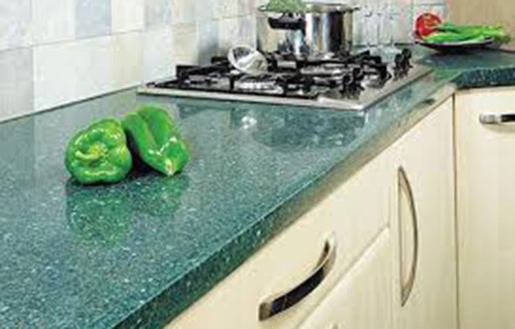 কিচেন স্ল্যাব: এটি রান্নাঘরের সর্বাধিক ব্যবহৃত অংশগুলোর একটি। পানি দিয়ে মুছলে স্ল্যাবটি পরিষ্কার মনে হতে পারে তবে এটি আপনার বেশিরভাগ অসুস্থতার কারণ হতে পারে। স্ল্যাবে থেকে যাওয়া খাদ্য কণার কারণে রোগজীবাণুর বিকাশ ঘটে, যা আপনার স্বাস্থ্যের উপর প্রভাব ফেলতে পারে। বেকিং সোডা এবং ভিনেগারের ঘরোয়া দ্রবণ দিয়ে আপনার স্ল্যাব পরিষ্কার করতে পারেন। এটি তেলাপোকা এবং অন্যান্য সংক্রামকদের দূরে রাখবে।